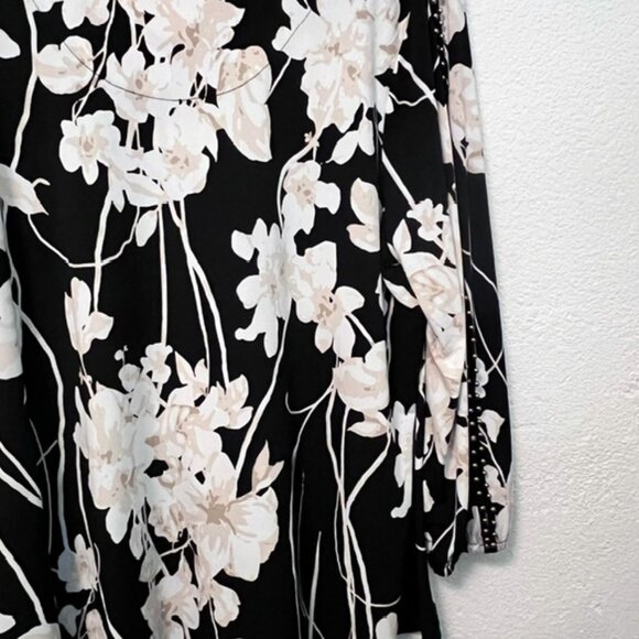 JM Collection Woman tunic, with Gold foil print accents and Studded Split-Sleeve - Picture 9 of 13